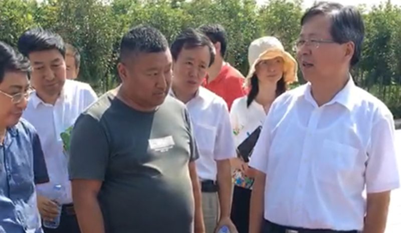 農(nóng)業(yè)部及負責領導一起參觀了愛麗潔農(nóng)村廁所改造產(chǎn)品，并得到了認可